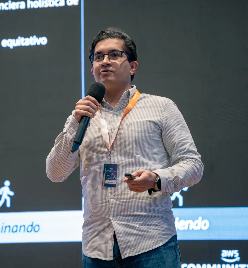 Speaker presentando en AWS Community Day Bolivia
